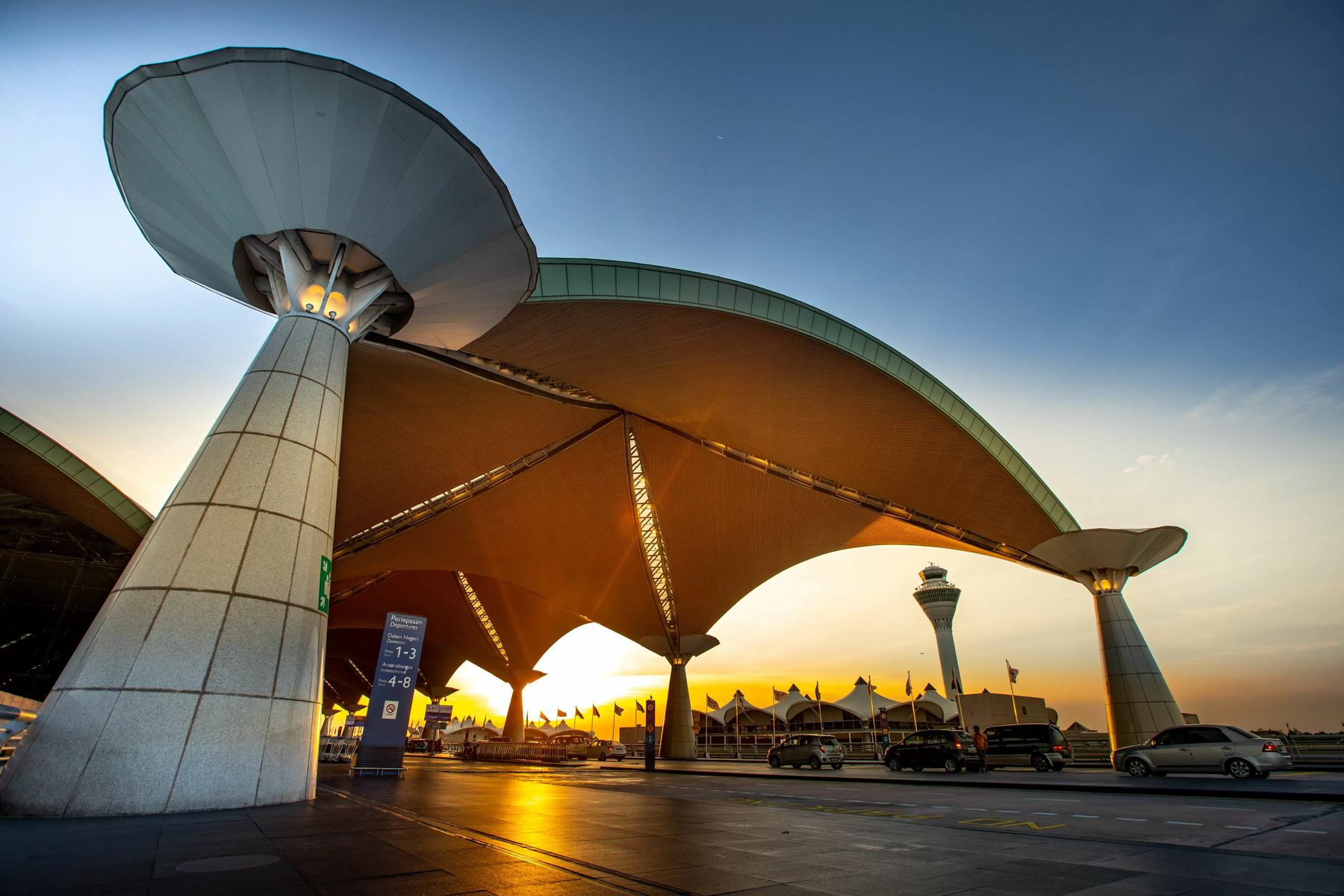 Terminal KLIA saat matahari terbenam